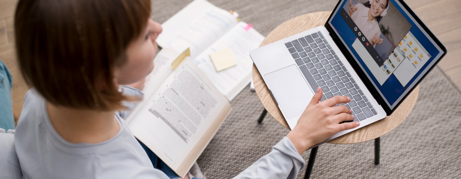 Estudiante UNICAL en entorno virtual