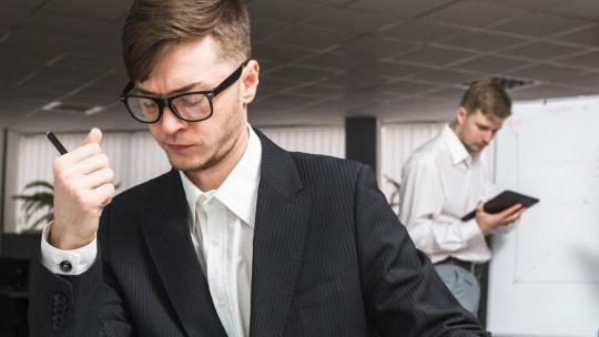 Cómo elegir el mejor MBA online: criterios, acreditaciones y reconocimiento internacional