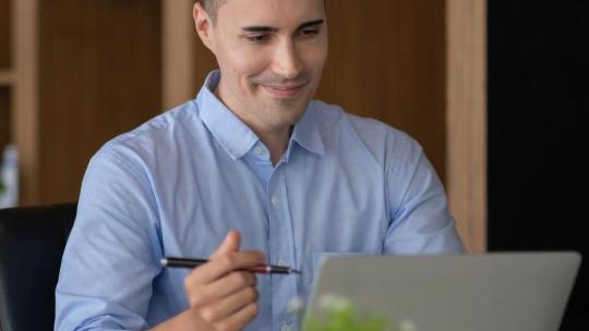 ¿Qué perfil profesional se beneficia más de un MBA online? Casos prácticos