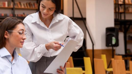 Diferencias clave entre un MBA online y un MBA presencial: ventajas, retos y perfiles recomendados