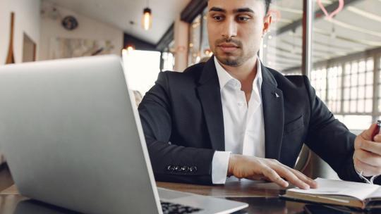 ¿Cuánto tiempo real debo dedicar semanalmente a un MBA online?