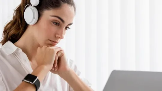 Profesional estudiando un doctorado online desde su computador en casa
