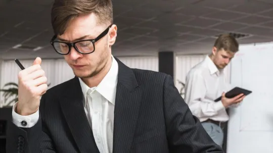 Cómo elegir el mejor MBA online: criterios, acreditaciones y reconocimiento internacional