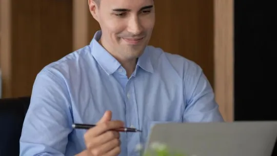 ¿Qué perfil profesional se beneficia más de un MBA online? Casos prácticos