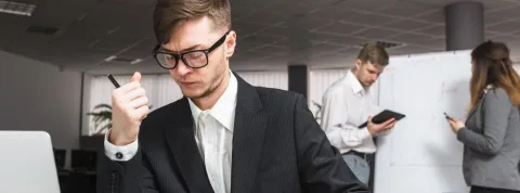 Cómo elegir el mejor MBA online: criterios, acreditaciones y reconocimiento internacional