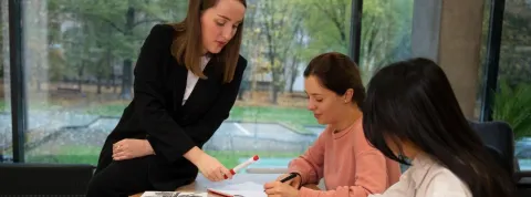 Descubre los mejores 8 doctorados en gestión educativa en 2025. Programas virtuales con título USA y opciones innovadoras interesantes