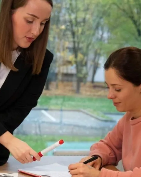 Descubre los mejores 8 doctorados en gestión educativa en 2025. Programas virtuales con título USA y opciones innovadoras interesantes