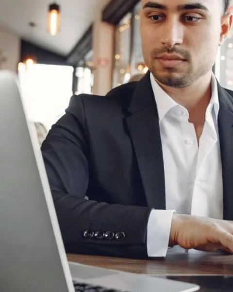 ¿Cuánto tiempo real debo dedicar semanalmente a un MBA online?